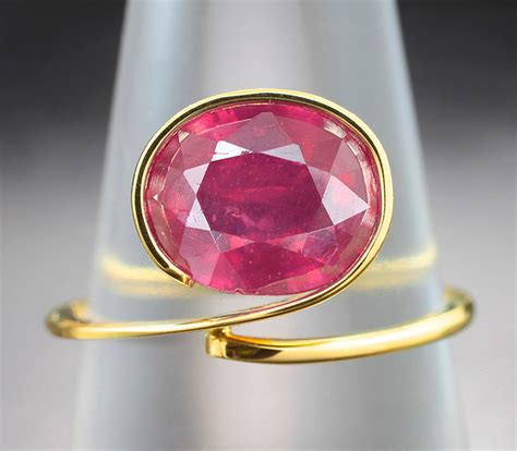 Золотое кольцо с ярким рубином 4,01 карата купить в интернет магазине ...