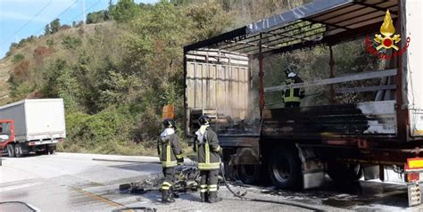 Fabriano Brucia Il Rimorchio Di Un Camion Trasportava Motori Per