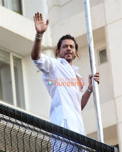 Photos Shah Rukh Khan Greets His Fans From The Balcony Of His Bungalow