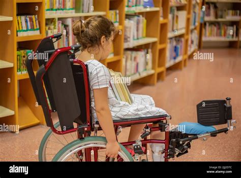 Une Coli Re En Fauteuil Roulant Choisit Des Livres Dans La