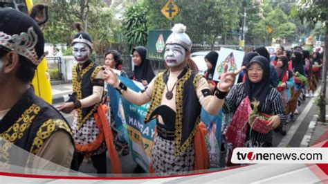 Ribuan Pelajar Gelar Karnaval Bertema Wayang Hingga Batik Meriahkan Hut