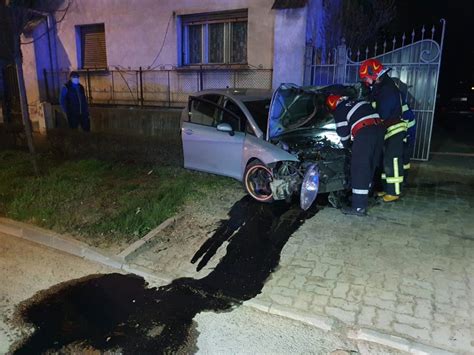 FOTO ACCIDENT rutier la Alba Iulia O mașină a intrat în poarta unei