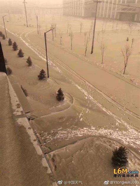 乌鲁木齐下起“黄雪” 新疆多地沙尘暴夹雪成提拉米苏天气