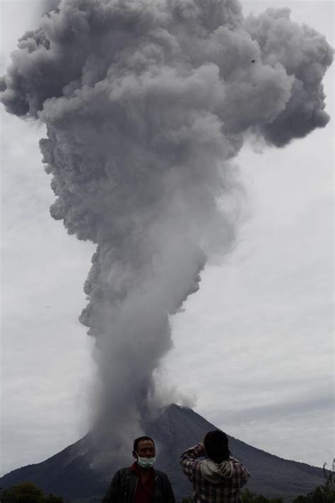 Indonesian Volcano Erupts Pics