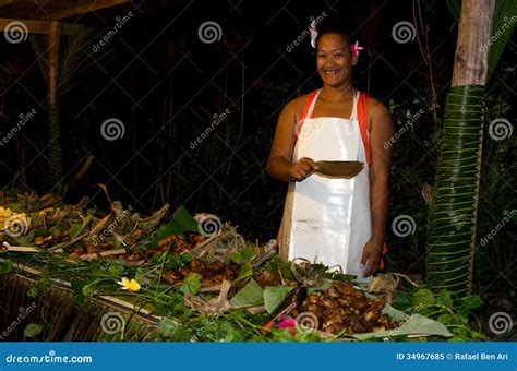 Comida Tropical Servida Al Aire Libre En El Cocinero Islands De La