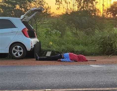 Homem Resgatado Desacordado Ap S Carro Bater Em Poste E Ser Atacado