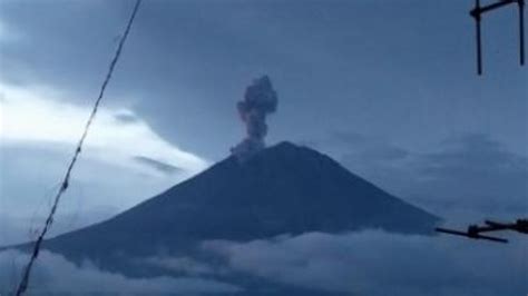 Gunung Semeru Alami Erupsi Sore Ini Tinggi Letusan Mencapai Meter