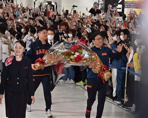 侍ジャパン凱旋帰国、成田空港にファン1200人 「おかえり」「ありがとう」歓声やまず：中日スポーツ・東京中日スポーツ