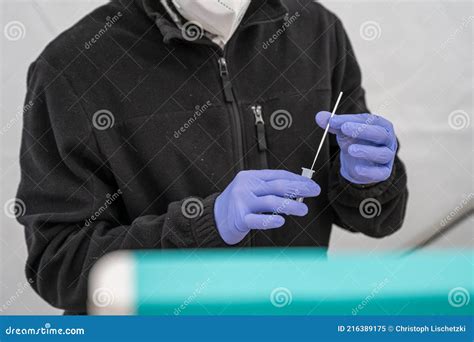 14 04 2021 Geneda Coronavirus COVID 19 Diagnostic Worker Holding Swab