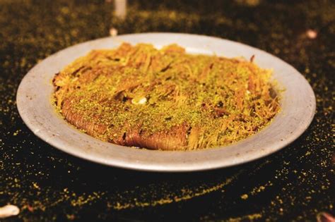 Postre Turco Kunefe Kunafa Kadayif Con Polvo De Pistacho Y Queso