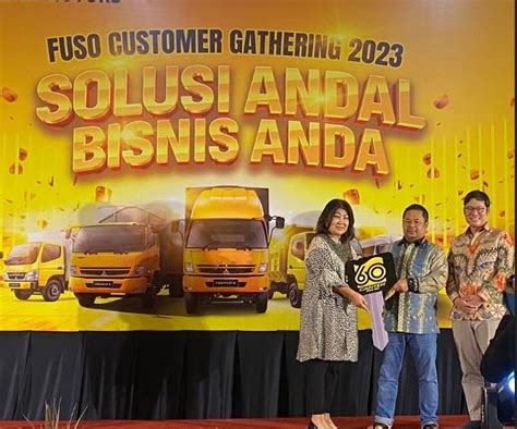 Mitsubishi Fuso Serahkan Unit Pertama Canter Th Years Special Edition