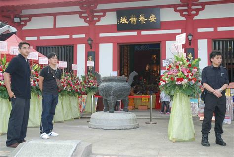 東張西望丨內地導遊推介黃家駒墳前打卡！樂迷炮轟不尊重 連遊客都唔支持 星島日報