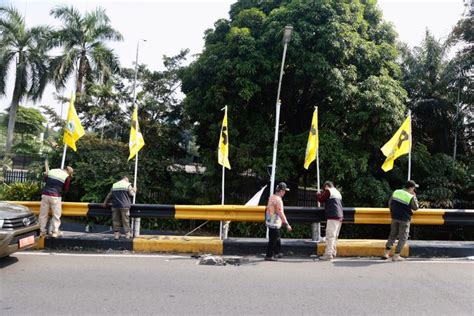 Foto Tak Enak Dipandang Bendera Dan Spanduk Parpol Di Tanah