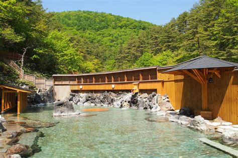 まるでプールのような広々露天風呂！草津温泉で日帰り温泉を楽しむ 群馬県草津町 クルマ情報サイトｰ