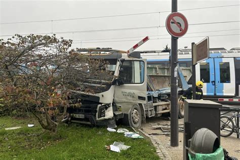 Vidéo Un camion benne percuté par un train de la ligne H au passage à