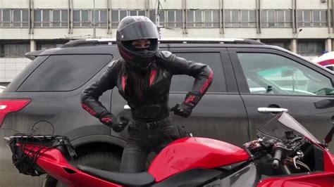 Woman Who Rides Motorcycle Is Happier Mulher Que Pilota Moto é Mais In 2022 Girl