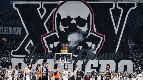 Grobari Navijanje na Partizan Virtus 28 12 2023 Igračke na teren