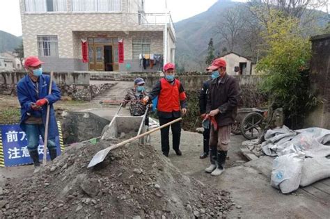 建设美丽乡村 贵池这里的贫困户在家门口就业领工资新浪安徽新浪网