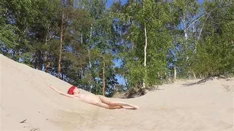 Nude Shooting On The Sand XNXX