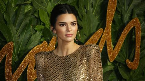 Kendall Jenner Impresionante Con Un Vestido Transparente Luciendo