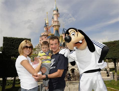 Photo Thomas Voeckler et sa femme Julie à Disneyland Paris avec leurs