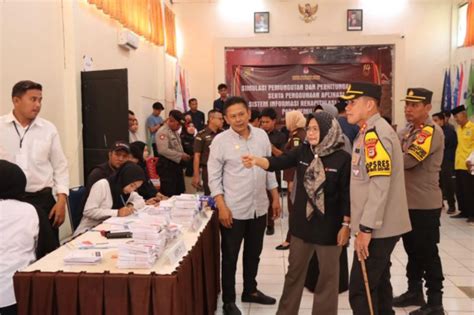 Hadiri Simulasi Tungsura Dan Penghitungan Suara Di KPU Sidrap Kapolres