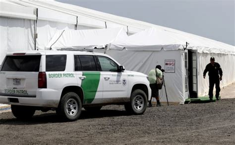 Detiene A 67 Migrantes Que Viajaban Ocultos En Un Tráiler En Texas