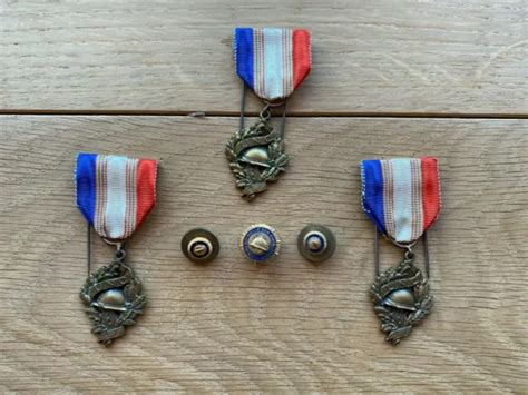 MILITARIA LOT 3 MÉDAILLES 3 boutons UNC Guerre 14 18 Union Nat