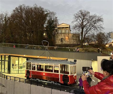 Cieszyn Replika zabytkowego tramwaju do zwiedzania dla turystów