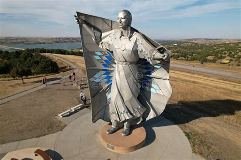 Sculpture of Dignity of Earth and Sky Overlooking the Missouri River ...