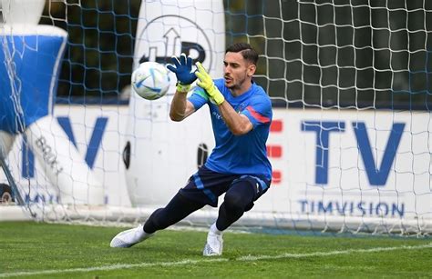 Qui N Es Meret Biograf A Carrera Y Figuras Del Portero Del Napoli