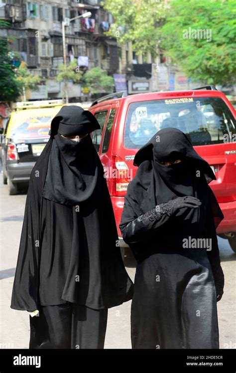 A Woman Wearing A Burqa Hi Res Stock Photography And Images Alamy