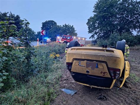 Dachował autem na śliskiej drodze foto