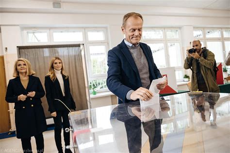 Wybory Parlamentarne Donald Tusk I Lech Wa Sa Ju Po G Osowaniu