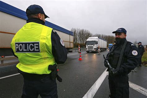 Polic As De Francia Podr N Portar Su Arma Fuera De Servicio La Naci N