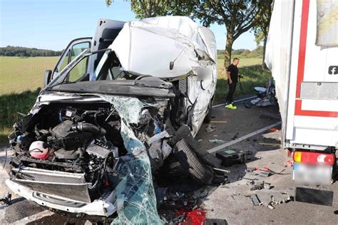 Horror Unfall Bei Prebberede Lkw Kracht Frontal In Transporter