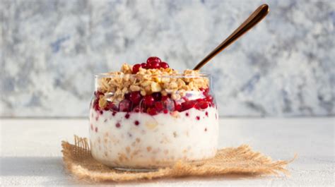 Joghurt Mit Johannisbeeren Und Granola Topping Rezept