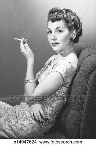 Banque de Photo élégant femme cigarette fumant dans studio B W