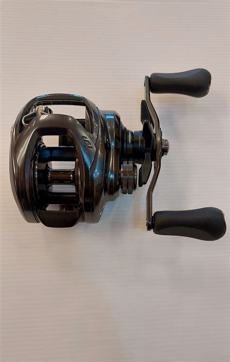 NEW DAIWA TATULA TW 300 Reel Tackle Berry