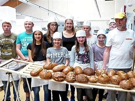 Konfirmanden aus Kölleda backen mit viel Herz Brot für eine Spendenaktion