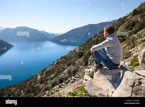 Un Joven Hombre Sentado Sobre El Mar En La Roca Y Contemplando Hermosa