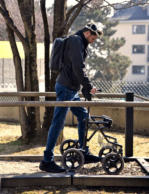 Un Hombre Vuelve A Caminar Gracias A Unos Implantes