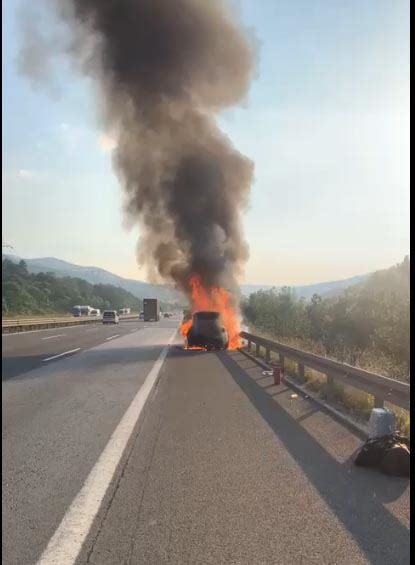 Seyir Halindeki Otomobil Bir Anda Yanarak Kullan Lamaz Hale Geldi