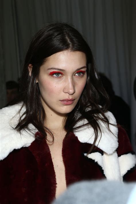 Photo Bella Hadid Dans Les Coulisses Du D Fil De La Marque Zadig