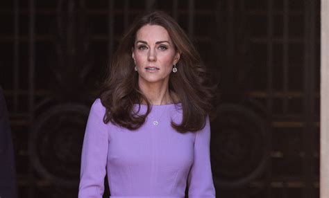 Kate Middleton Son Geste Culott Envers Elizabeth Ii Pour No L Closer