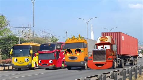 Dijalan Ini Ada Banyak Mobil Truk Trailer Besar Truk Tangki Bis