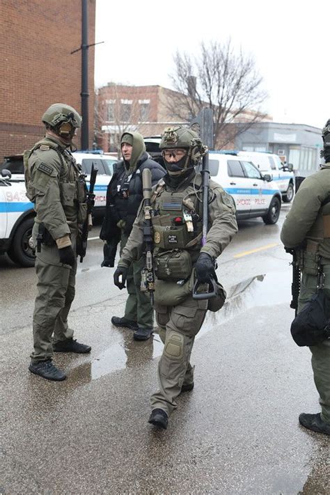 Chicago Police Swat Team Baracaded Subject Holding A Lady And Baby