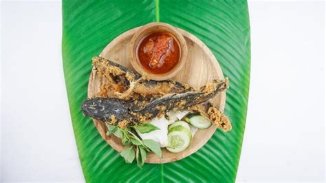 Premium Photo Lele Goreng Fried Catfish Is Indonesian Traditional