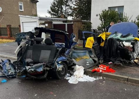 Drei Schwerverletzte Auto kracht in Gröbers gegen Hauswand Du bist Halle