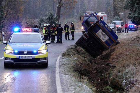 Glätte Unfall im Tharandter Wald Lastwagenfahrer verliert Kontrolle